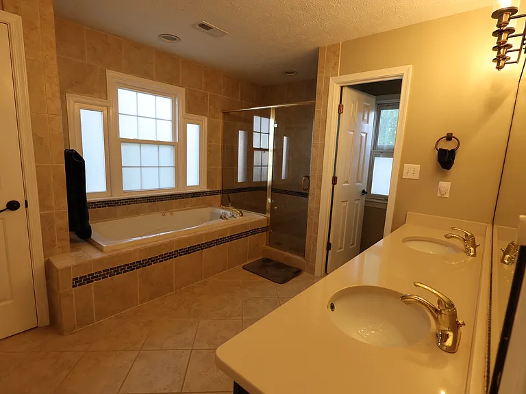 401 Rock Creek Ct — Photo 20