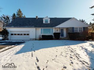 2 Hadden Ln, Troy, NY 12180