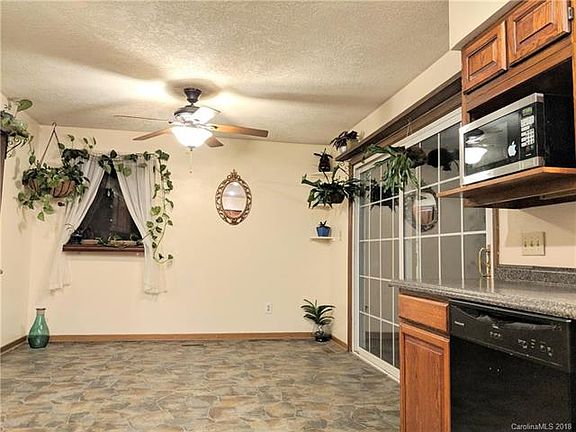 4th image of 497 Mountain Haven Dr