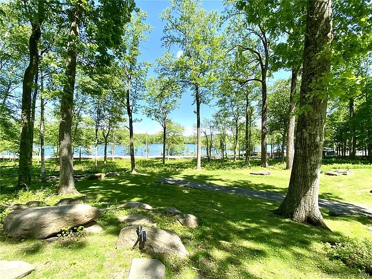 321 W Shore Rd — Photo 31