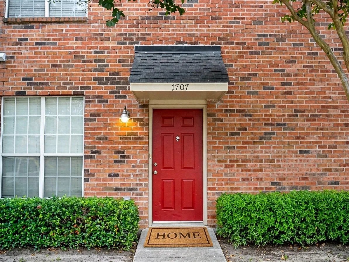710 E Boyd Dr — Photo 1