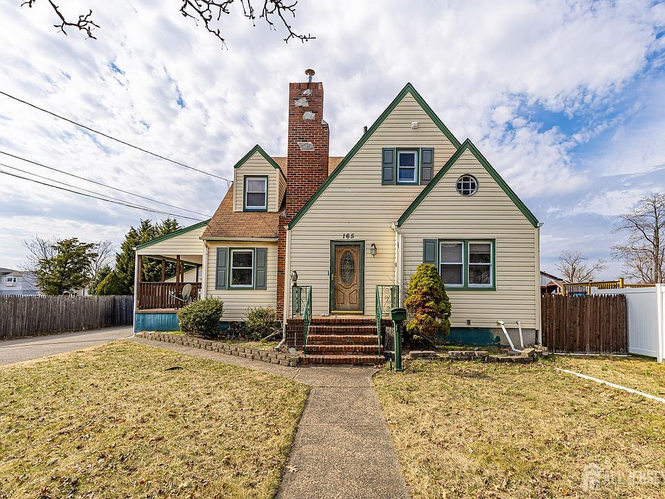 1st image of 165 Macarthur Ave