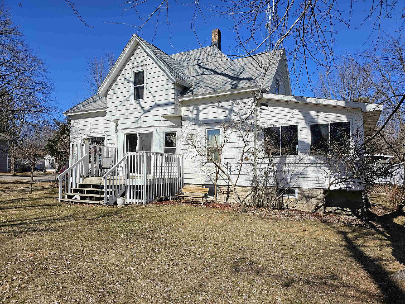 811 S Main St, Waupaca, WI 54981 Zillow