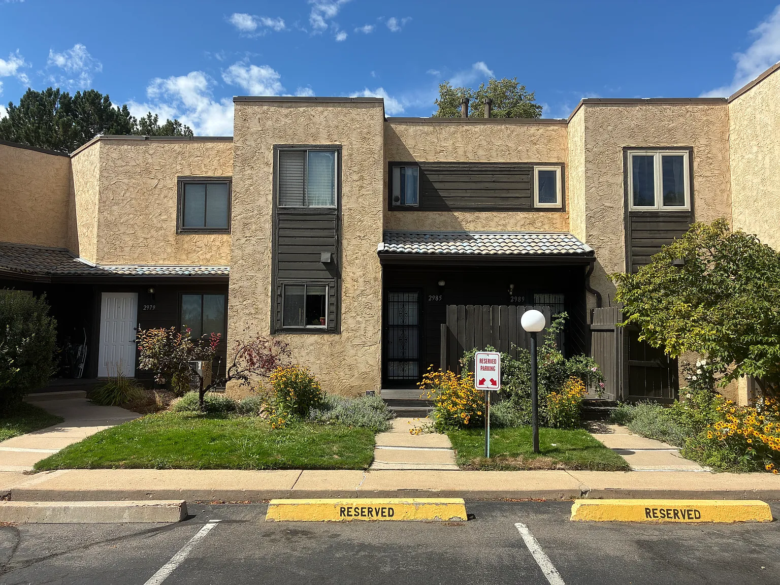 3 bed, 924 sqft, $1,130 — Photo 1