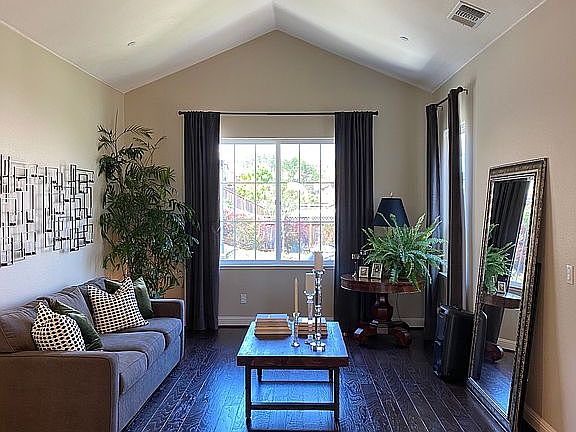 2nd image of 960 Los Arboles Ln