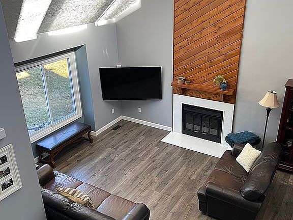5th image of 293 Woodlake Dr