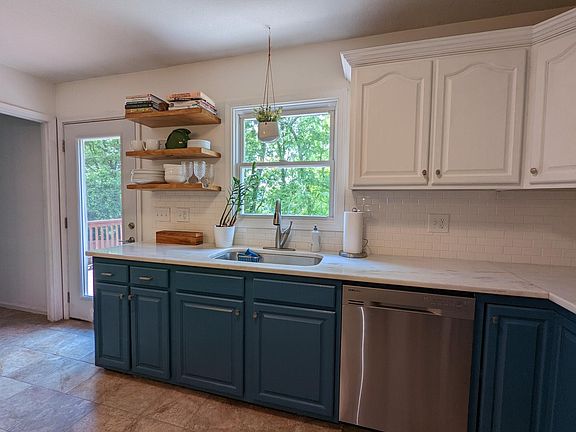 Spacious eat-in kitchen with table service for 4.
