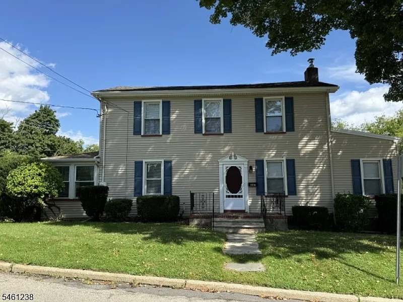 3 bed, 1.5 bath, $2,800 — Photo 1