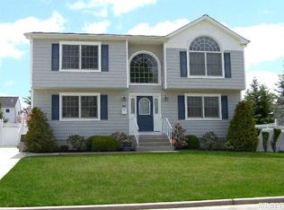 38 Dubois Rd, West Islip, NY 11795