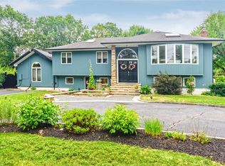 2 Wintergreen Dr, Melville, NY 11747