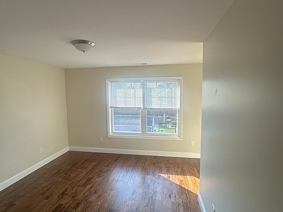 4th image of 528 Naugatuck Ave