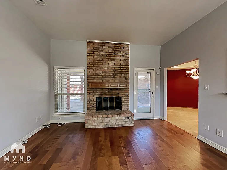 1607 Boardwalk Ct — Photo 2