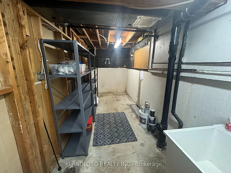 833 Laurier Ave — Photo 40