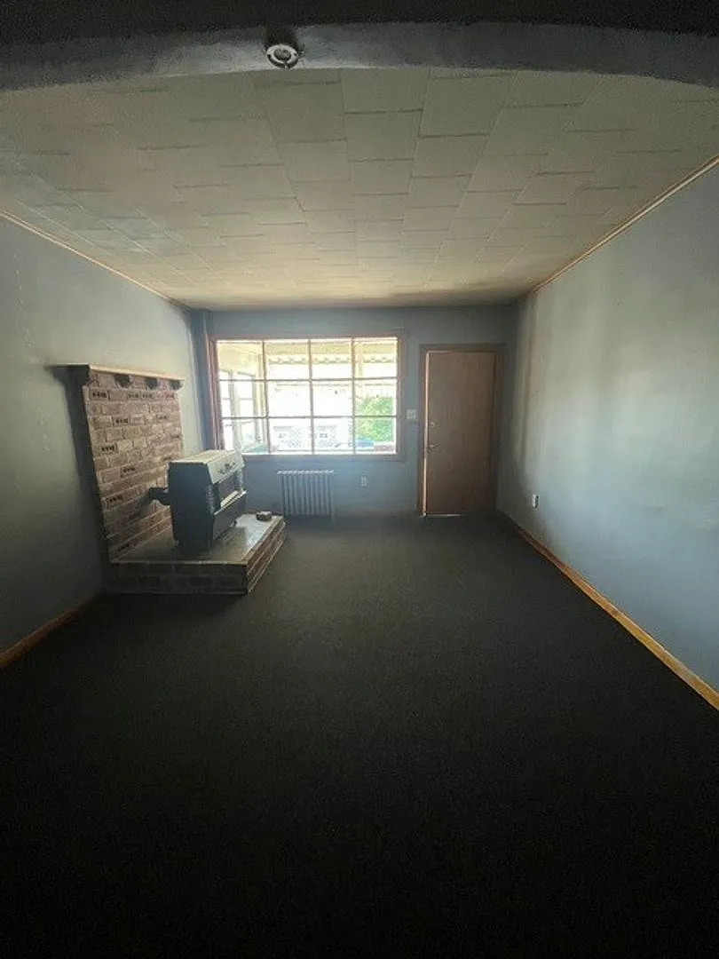 4 Bedroom 1 Bath — Photo 4