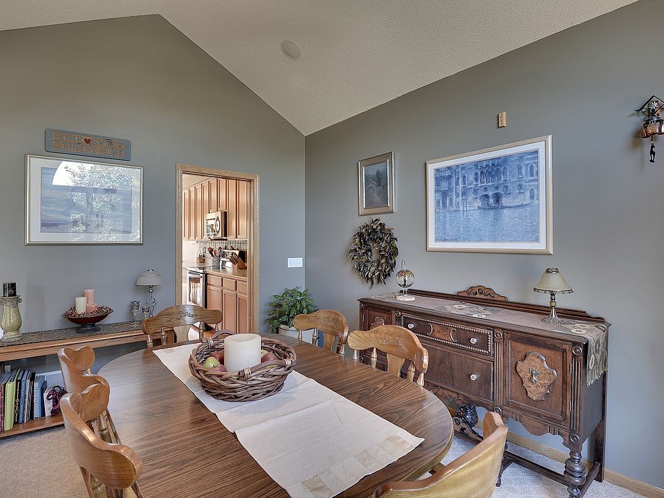Vaulted Ceiling - great formal dining room or den