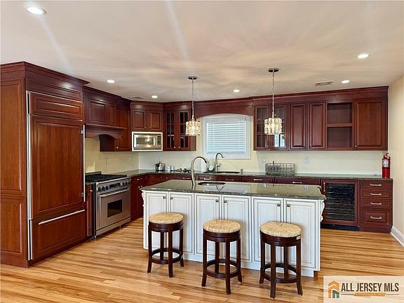 3rd image of 1084 Stelton Rd