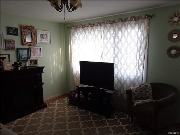 3rd image of 123 Woodcrest Dr