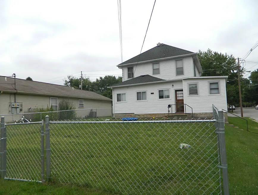 2-Story House, 5 Bed/2Bath with Lots of Room, Washer/Dryer Hookups. Pet Friendly & Large Yard — Photo 3
