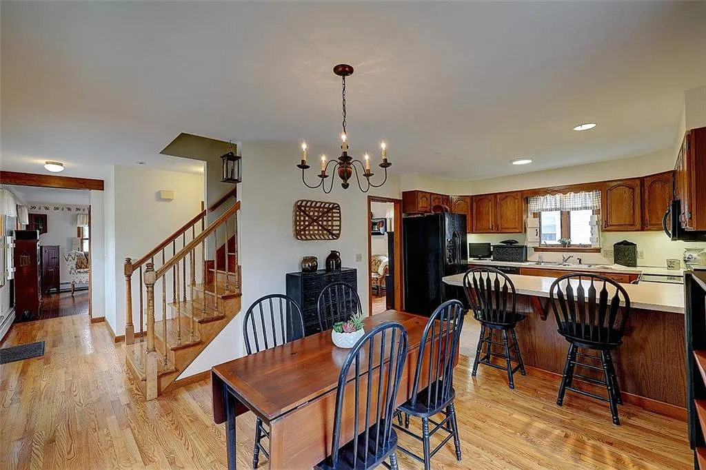 4 bed, 2.5 bath, 2253 sqft, $3,795 — Photo 3