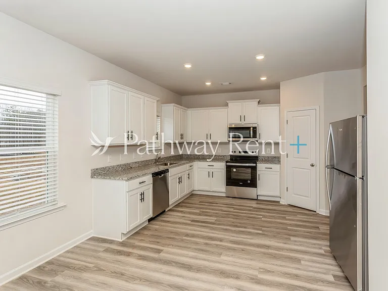 628 Mackenzie Cv — Photo 3