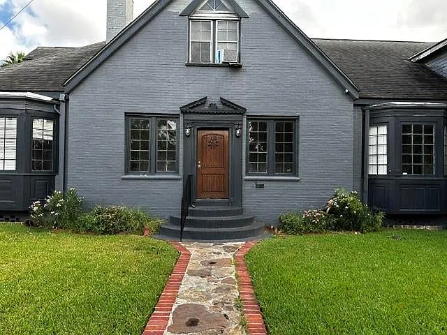5 bed, 2.5 bath, 2650 sqft, $2,900 — Photo 1