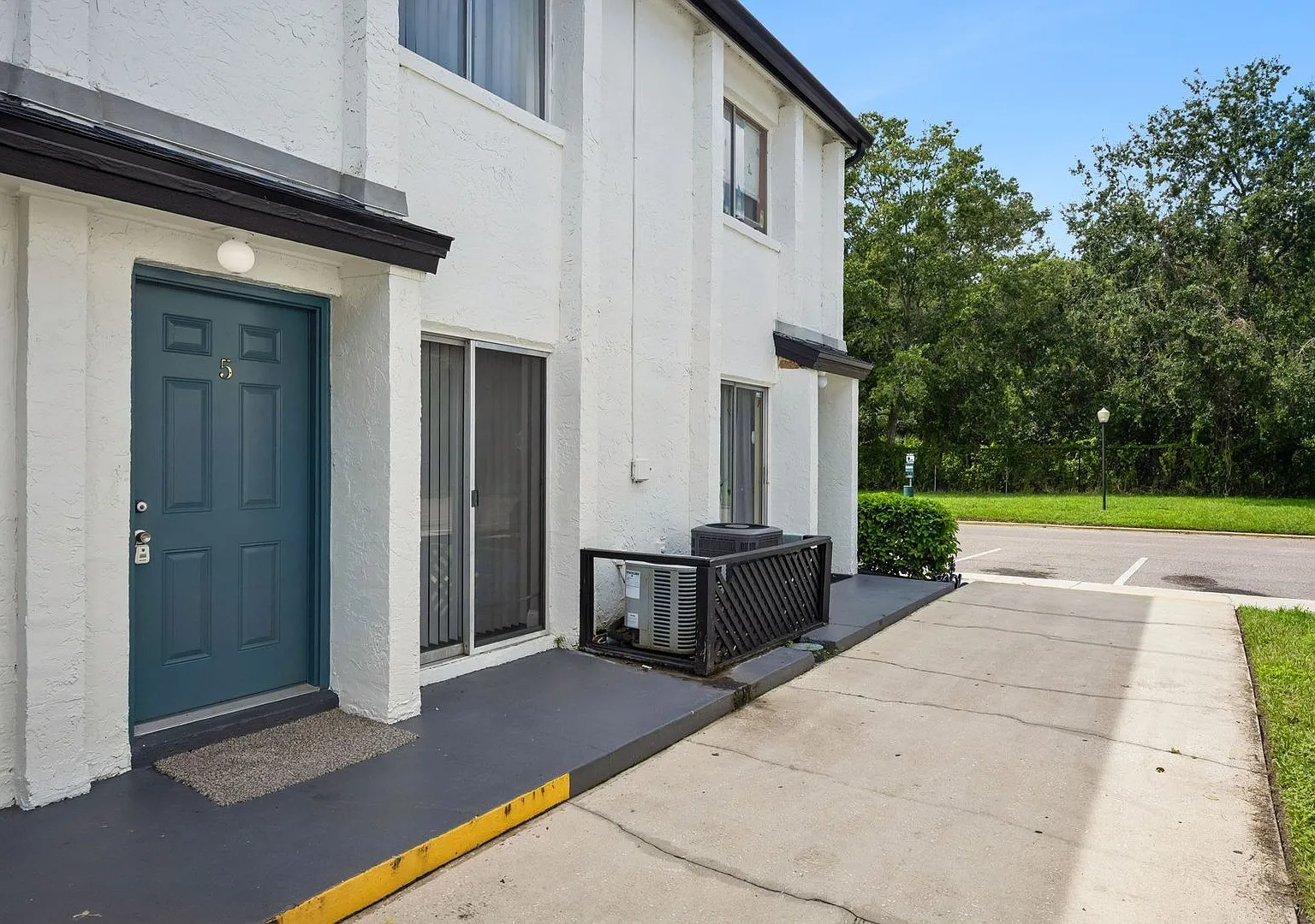 Spacious Two-Story 1BR/1.5BA Condo Near MCO — Photo 1