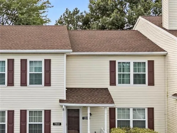 710 Briarwood Dr #B, Bethlehem, PA 18020