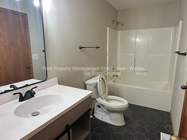 1450 N Green St — Photo 12