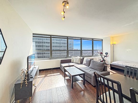 3rd image of 3550 N Lake Shore Dr APT 2123