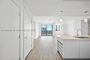2 bed, 2.0 bath, 1369 sqft, $4,400 — Photo 2