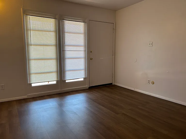 Updated 2 Story - 1 Bed UNM Town Home Apt.l w/ Balcony & Yard — Photo 39