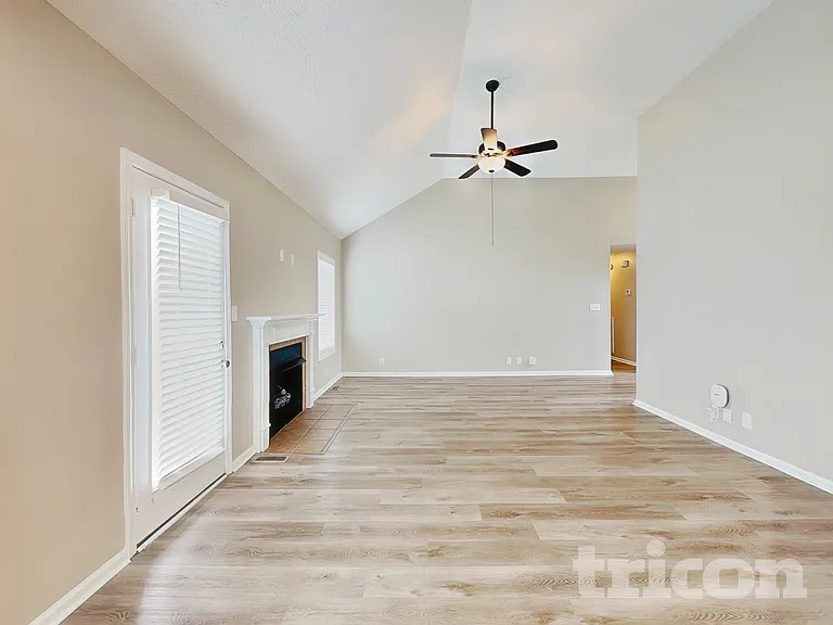 1616 Broad Cir — Photo 2