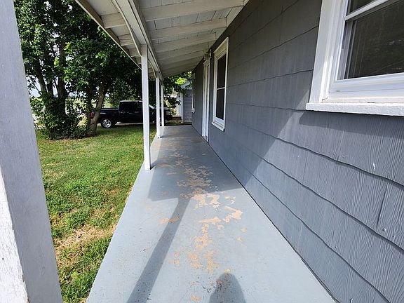 2nd image of 2615 E Division St