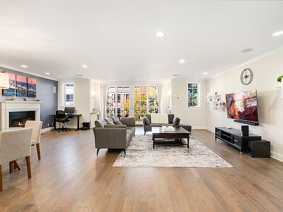 3rd image of 663 W Wellington Ave APT 4