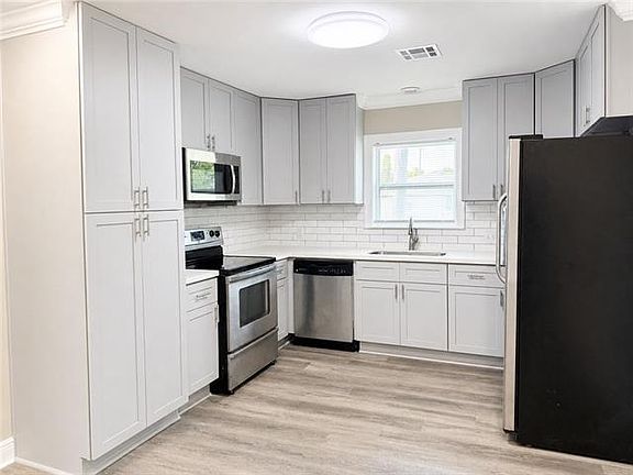 5th image of 702 E Easy St