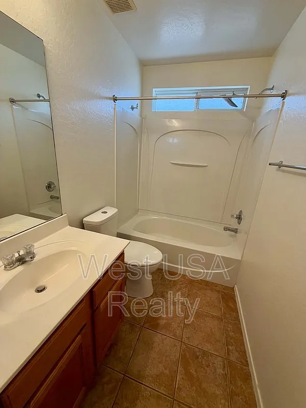 3 bed, 2.0 bath, 1103 sqft, $1,650 — Photo 3