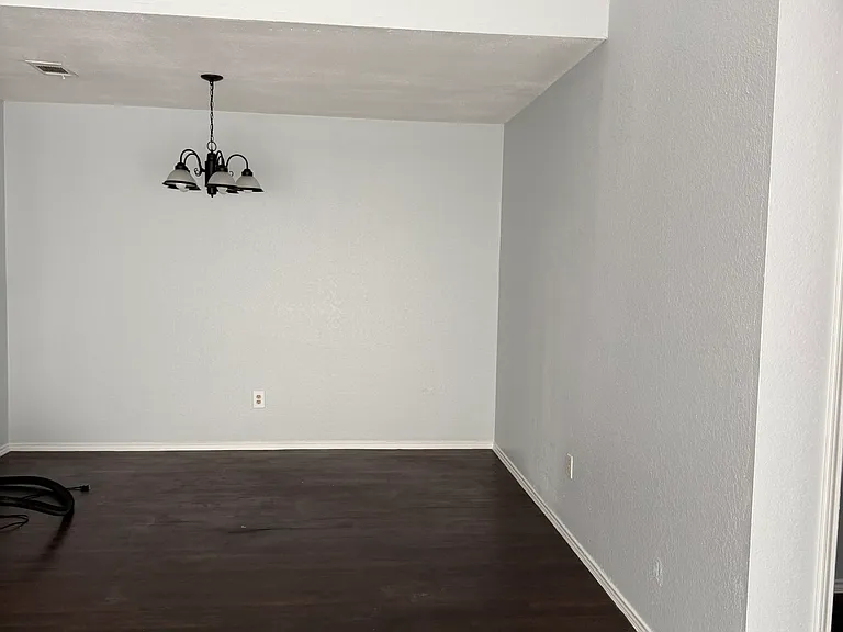 304 Gregory Ln — Photo 4