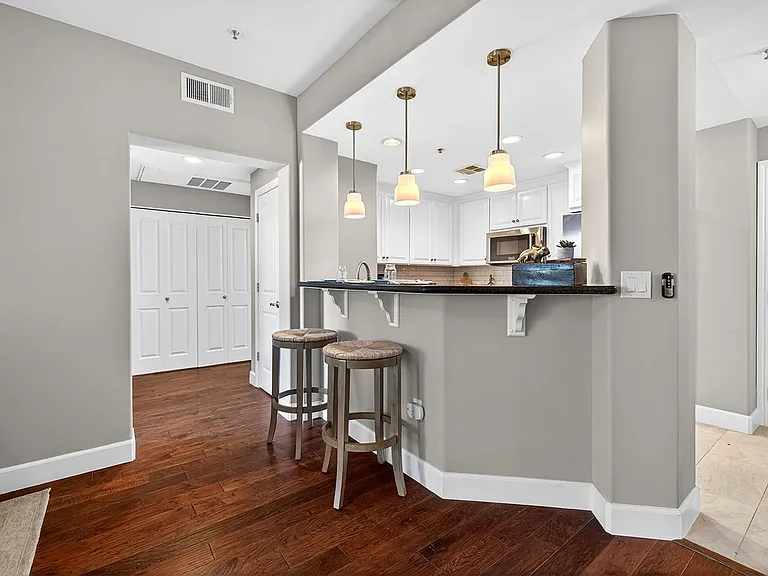 1800 Alma Ave #402 — Photo 2