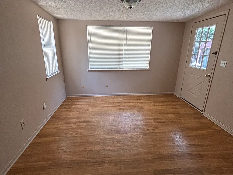446 SW Theresa Ct — Photo 5