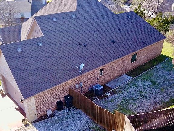 5th image of 221 Emilie Ct