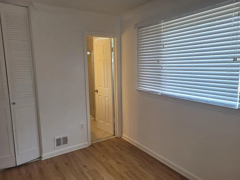 6818 Rolling Rd — Photo 15