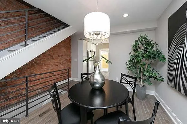 2 bed, 1.5 bath, 1178 sqft, $2,200 — Photo 2