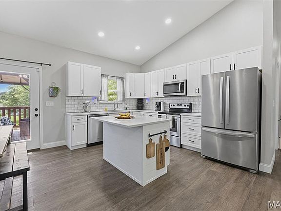 3rd image of 10299 Louise St