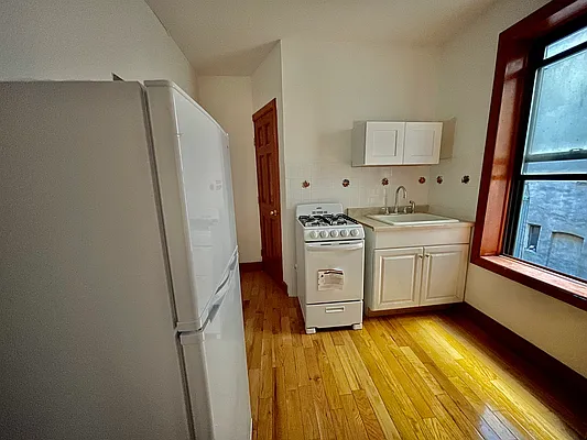 Rented by Bedford Realty USA Corp | media 4