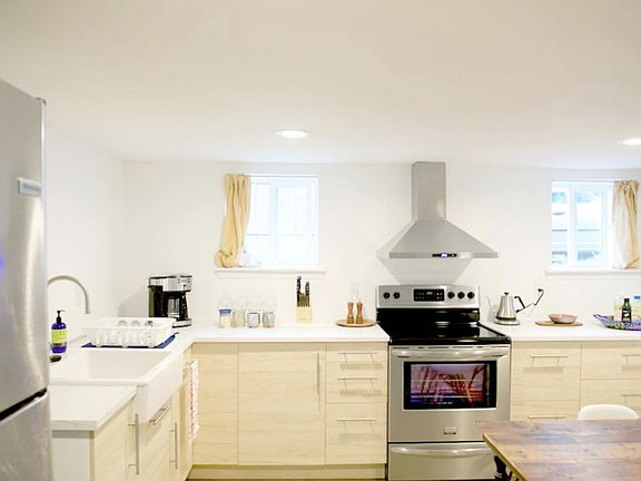 Full kitchen with farm style porcelain sink