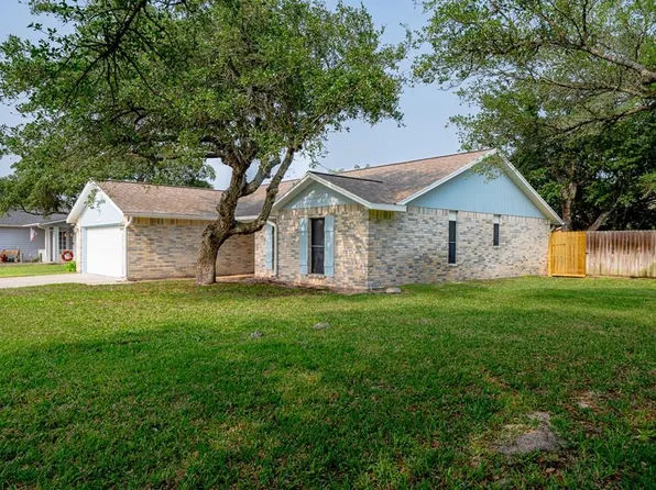 1016 Hickory Ave, Rockport, TX 78382