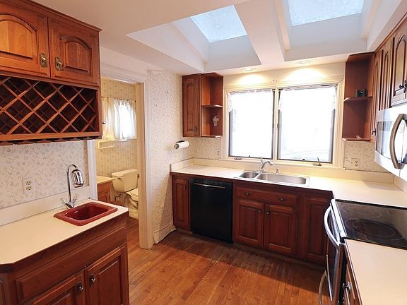 4th image of 75 Greenwood Ln