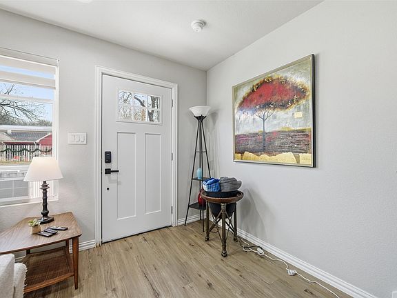 3rd image of 931 & 933 River Rd