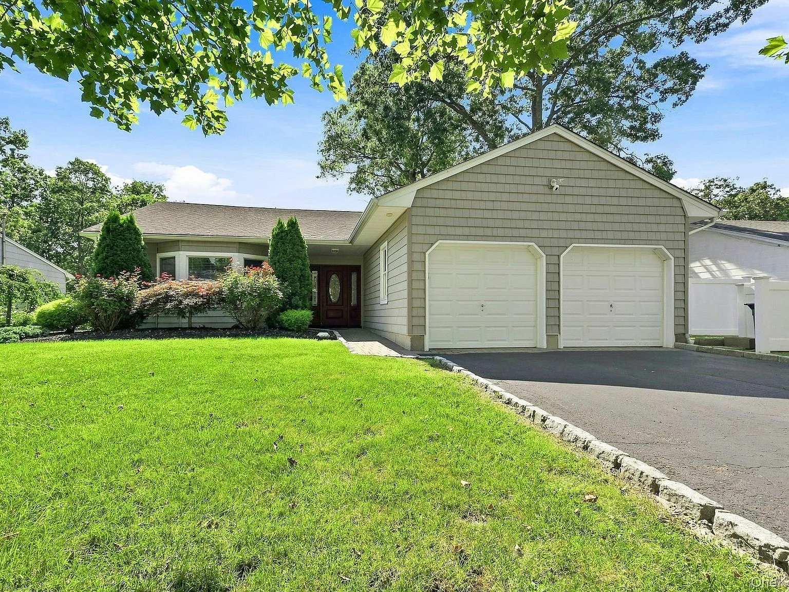 4 bed, 2.0 bath, 2276 sqft, $4,600 — Photo 2