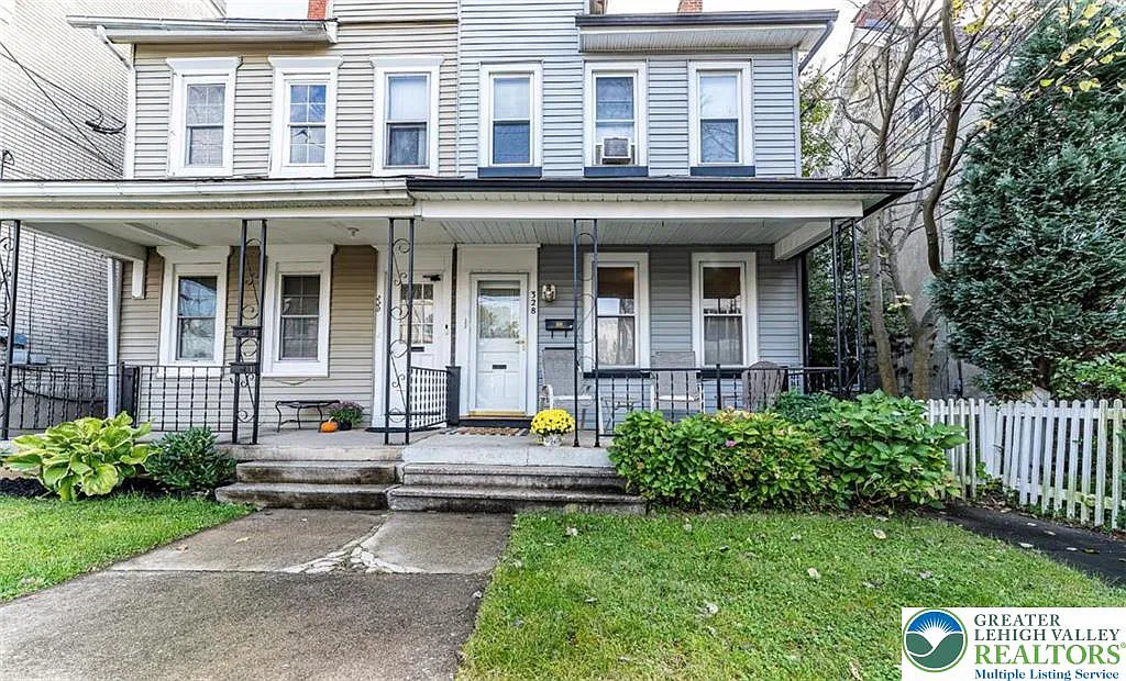 2 bed, 1.0 bath, 1100 sqft, $1,375 — Photo 1